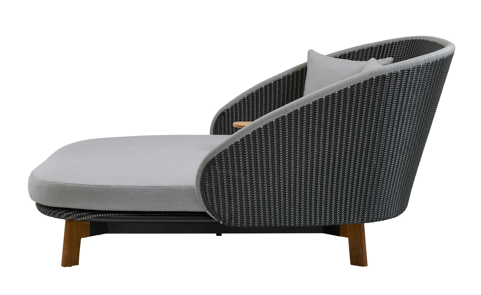 Peacock Outdoor Liege von Cane-Line mit Tisch und Kissen, seitliche Ansicht. Gartenmöbel aus Rattan.