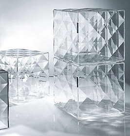 Transparenter Kartell Optic Containerkubus: Design Beistelltisch mit geometrischem Muster, ideal für moderne Wohnräume.