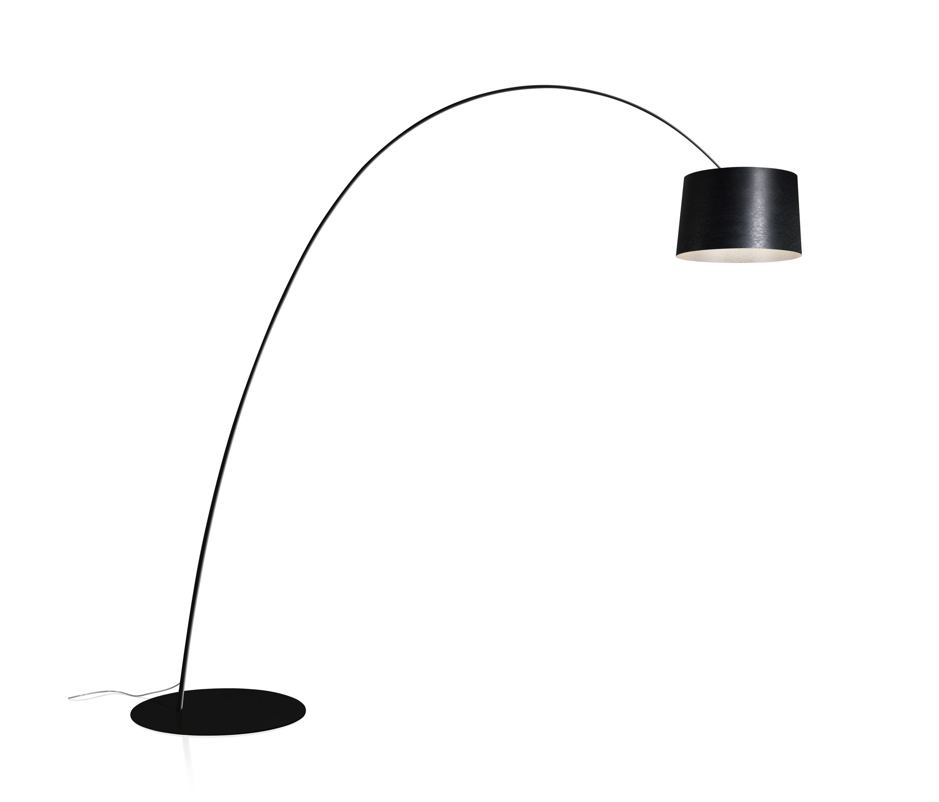 Schwarze Twiggy Elle Terra LED Stehleuchte von Foscarini mit Bogen und zylindrischem Lampenschirm.