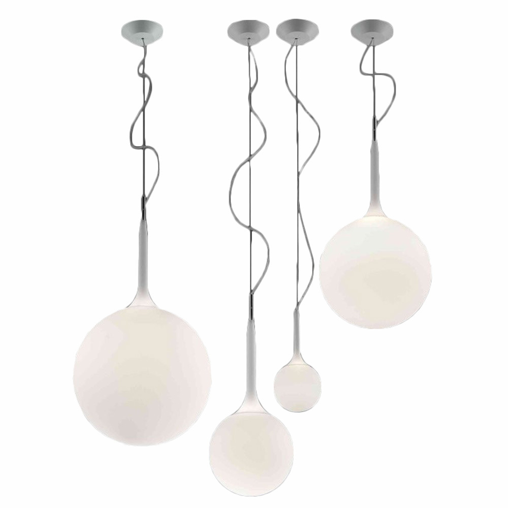 Gruppe von Castore Pendelleuchten von Artemide mit runden, weißen Glasschirmen und grauen Aufhängungen.