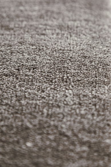 Detailaufnahme des grauen Tint Rug Teppichs von Woud, ein moderner Teppich für Wohnzimmer und Schlafzimmer.