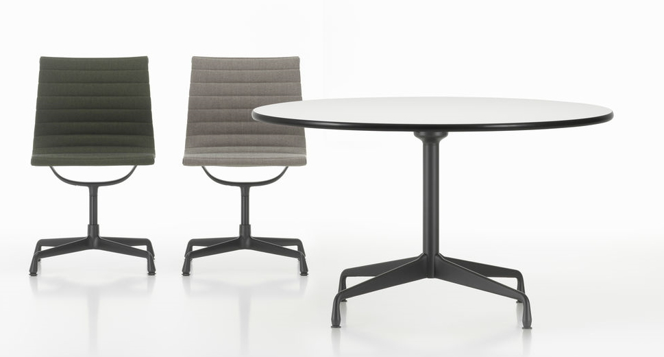 Eames Segmented Table Dining, runder Esstisch von Vitra mit zwei Bürostühlen auf weißem Hintergrund.