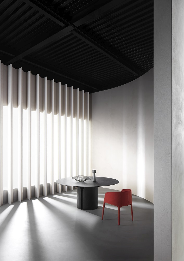 NVL Table Esstisch von MDF Italia: Runder Tisch in modernem Interieur mit rotem Stuhl.