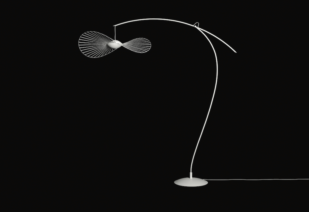 Weiße Vertigo Nova Stehlampe von Petite Friture mit gebogenem Lampenfuß und abstraktem Lampenschirm.