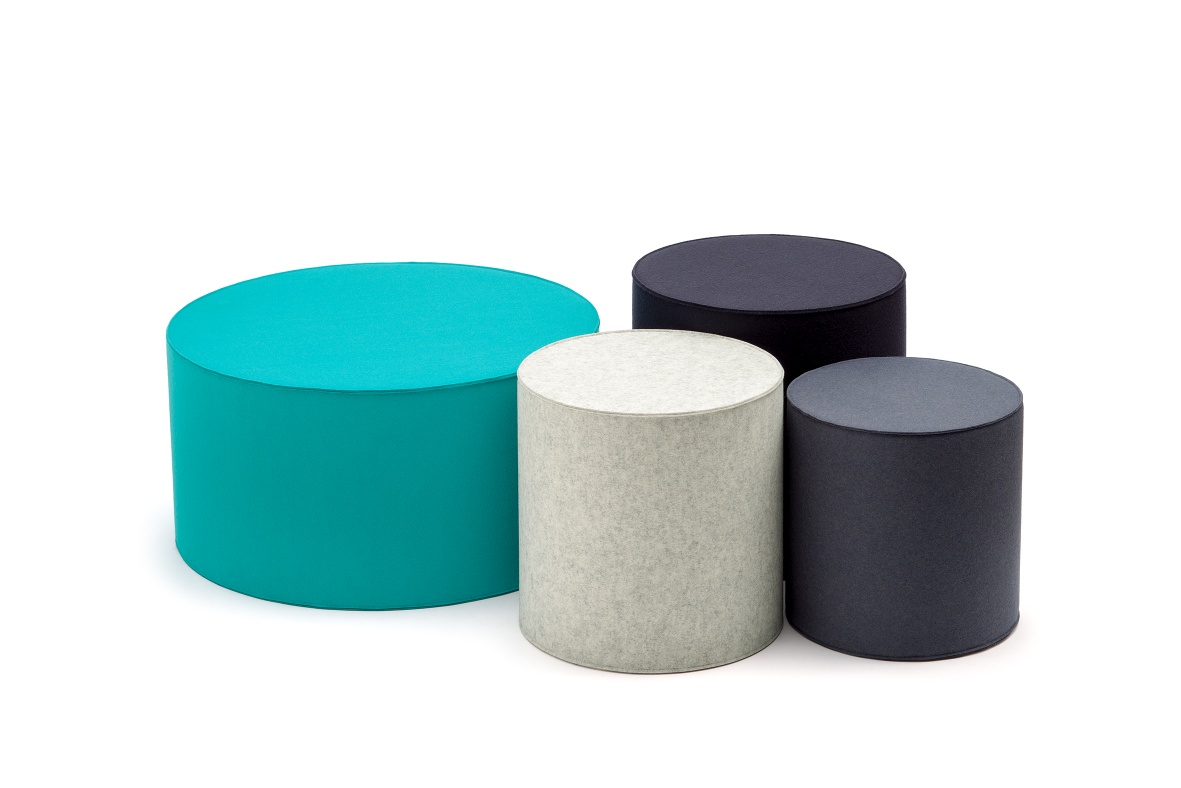 Big Rondo Sitzmöbel von Hey Sign: Runde Filzhocker in Türkis, Grau und Anthrazit.