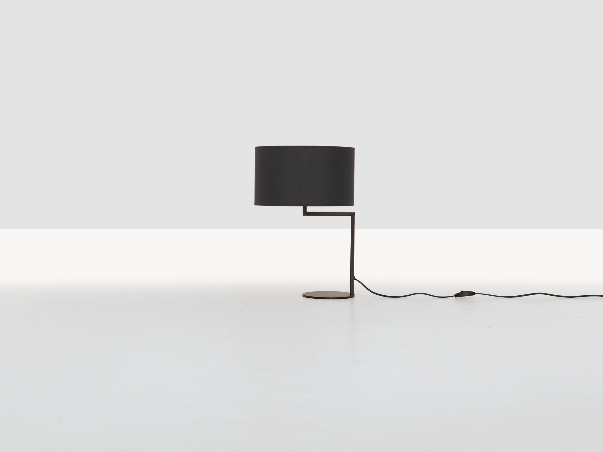 Schwarze Neat Noon Tischleuchte von Zeitraum mit zylindrischem Lampenschirm und minimalistischem Design.