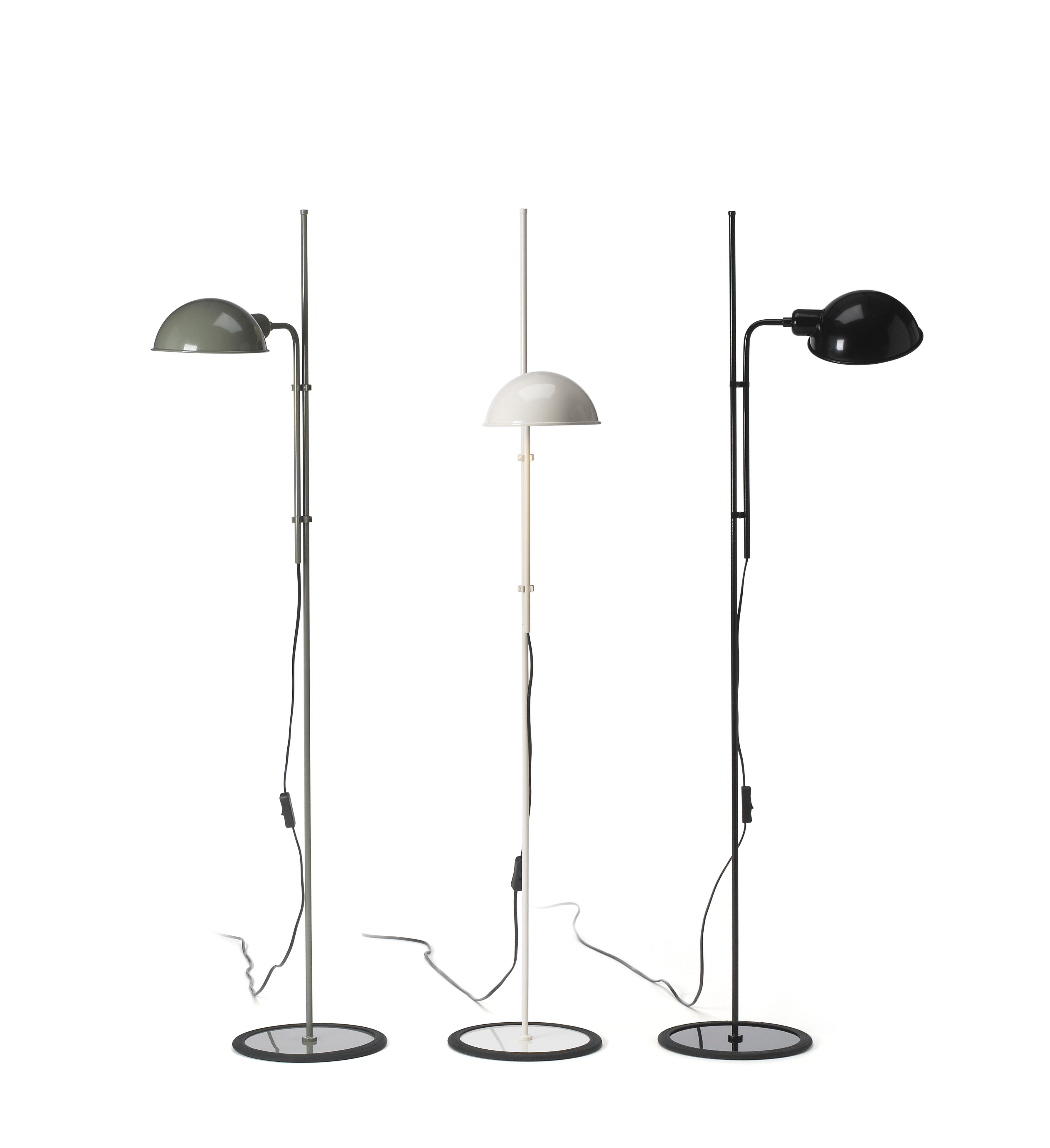 Drei Funiculí Stehleuchten in Grau, Perlweiß und Schwarz vor weißem Hintergrund. Designleuchten für Wohnzimmer.
