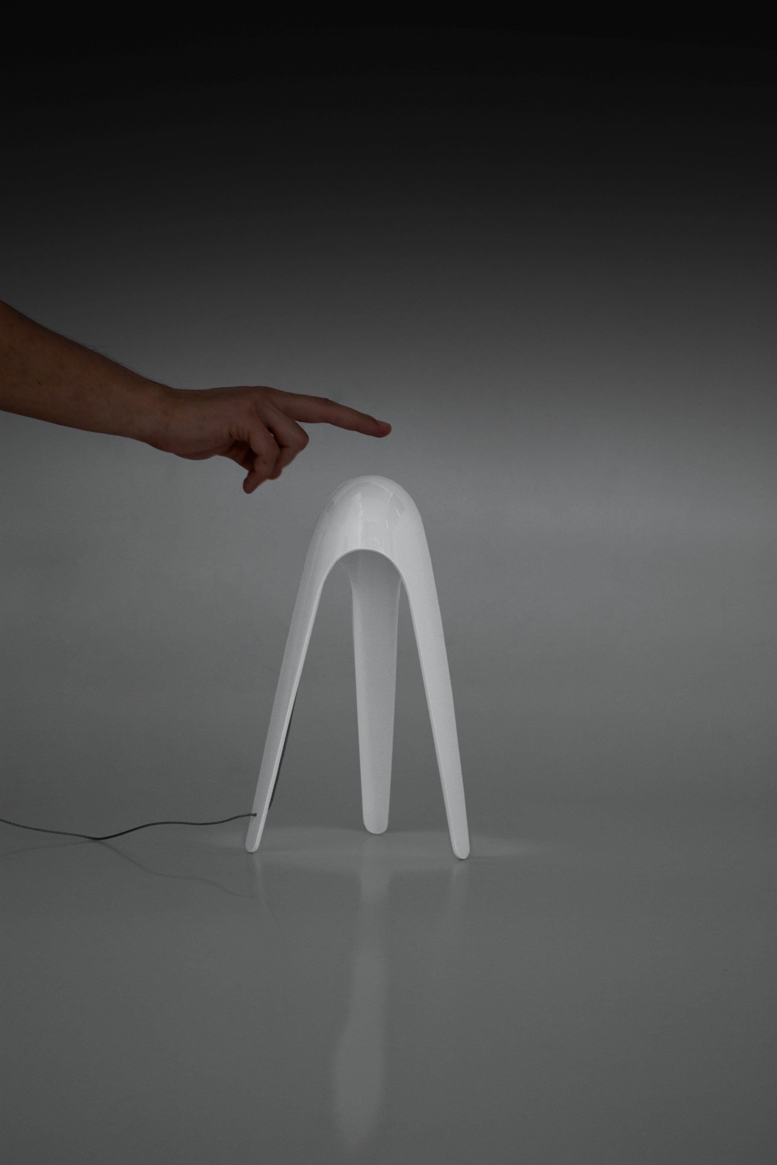 Helle Martinelli Luce Cyborg Tischleuchte: Hand berührt die Lampe zum Einschalten. Designleuchte für Wohnzimmer.