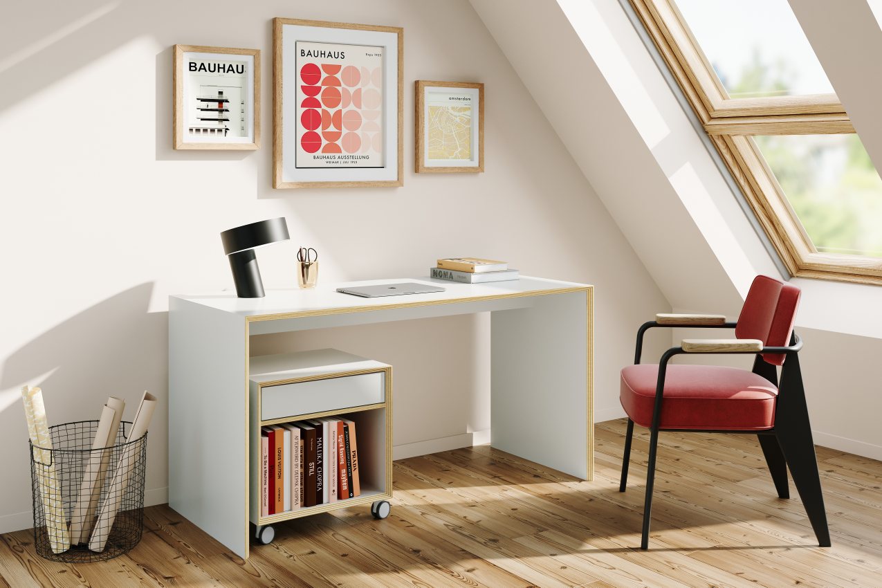 Weißer Schreibtisch mit Müller Möbelwerkstätten Rollcontainer im Arbeitszimmer unter Dachfenster, Bücher und Deko.