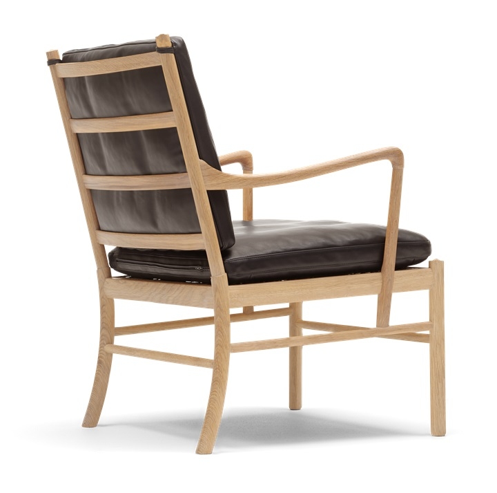 OW149 Colonial Chair von Carl Hansen & Søn: Holzstuhl mit Lederpolsterung, seitliche Ansicht.