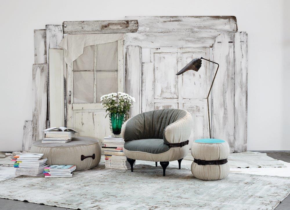 Chubby Chic Hocker von Moroso Diesel, runder Sitzhocker in Beige mit dekorativem Band.