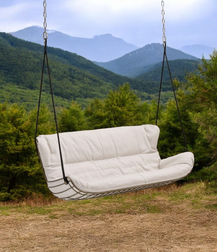 Leyasol Wingback Schaukelsofa von Freifrau Manufaktur für drinnen und draußen mit Bergpanorama.