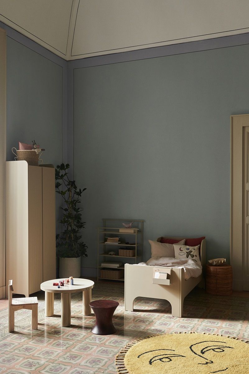 Kinderzimmer mit Ferm Living Sill Cupboard Schrank in Cashmere, Bett und Spielmöbeln.