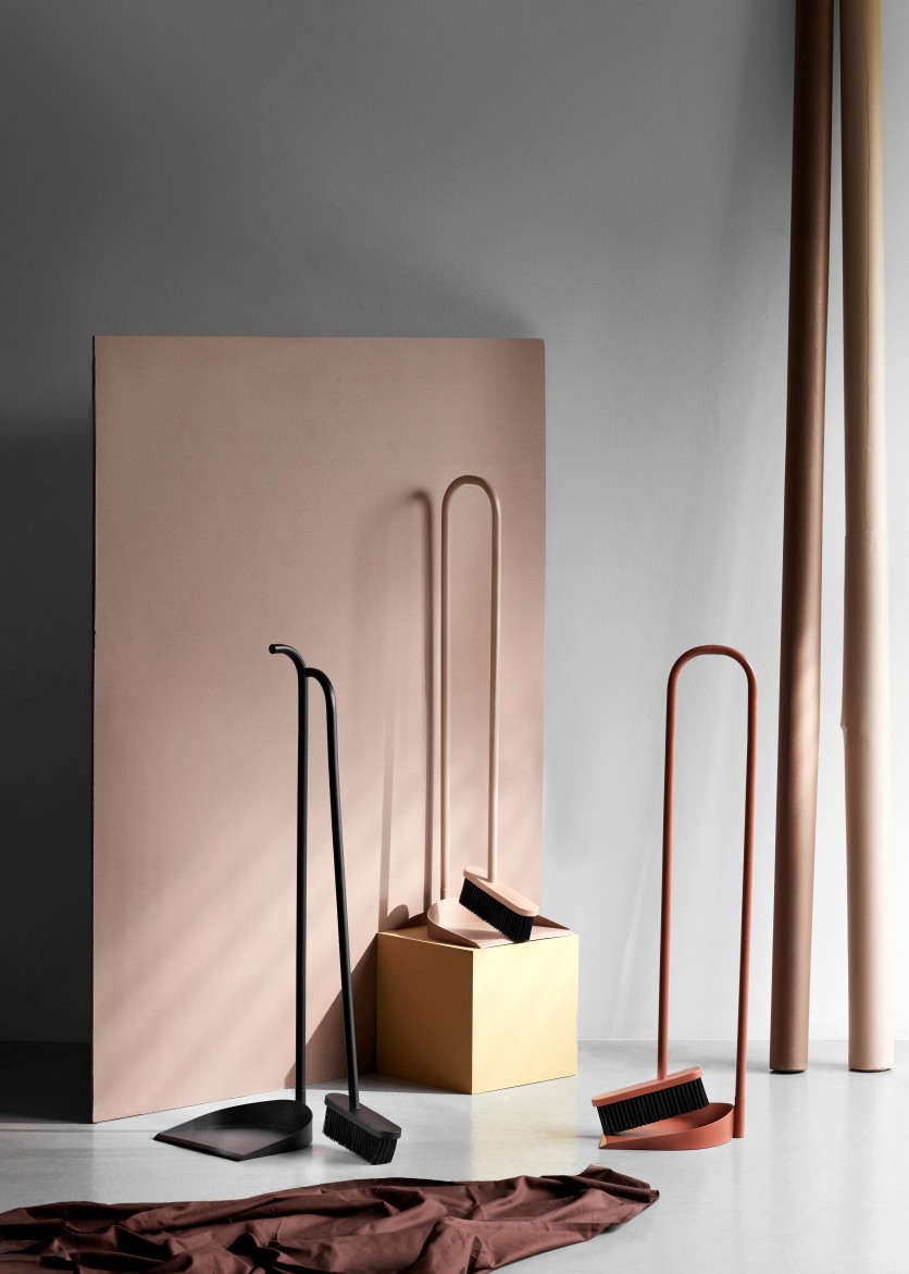 Produktfoto: Cane Kehrschaufelset in Beige, Schwarz und Rot, moderne Reinigungsutensilien für den Haushalt.