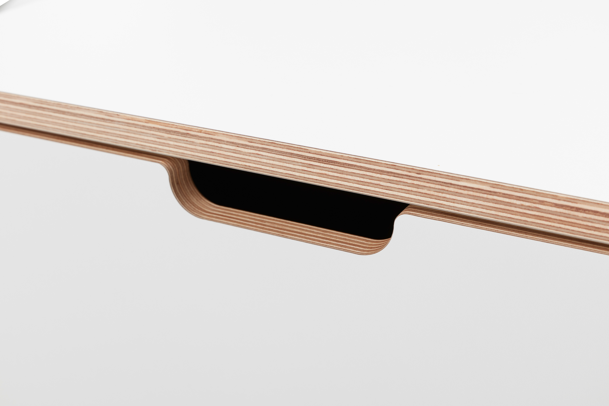 Detailaufnahme: Weißer Bettkasten mit Schublade aus Holz von Müller Möbelwerkstätten.