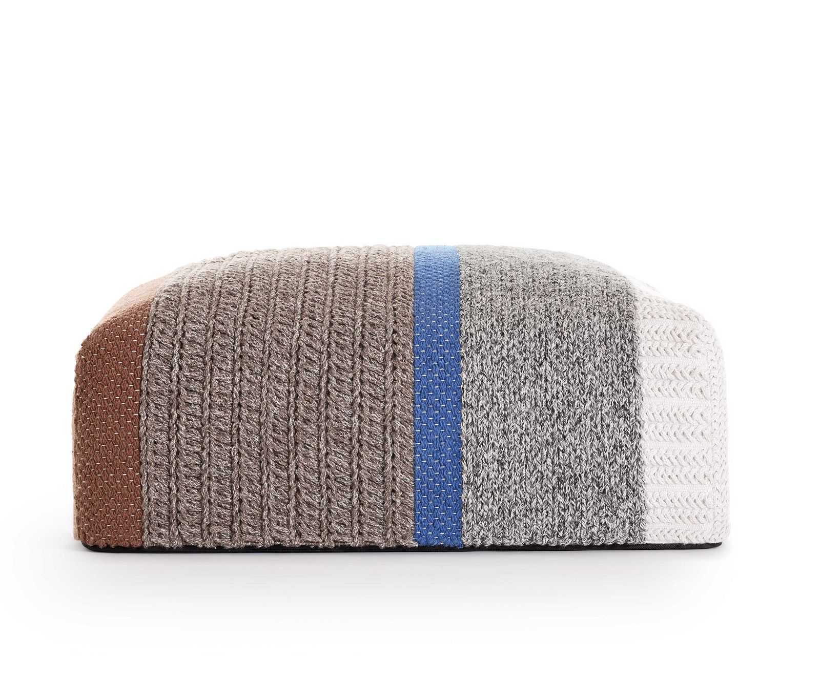 Mangas Outdoor Pouf Hocker von Gan, gestreifter Strick-Hocker für den Außenbereich.