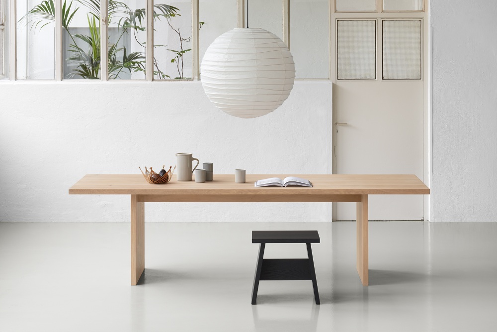 TA24 Ashida Tisch von e15: Rechteckiger Esstisch aus hellem Holz in minimalistischem Design.