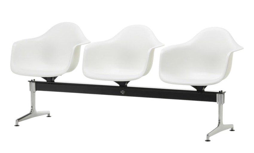 Eames Armchair auf Traverse von Vitra, weiße Kunststoffschalen auf schwarzem Gestell mit Chromfüßen.
