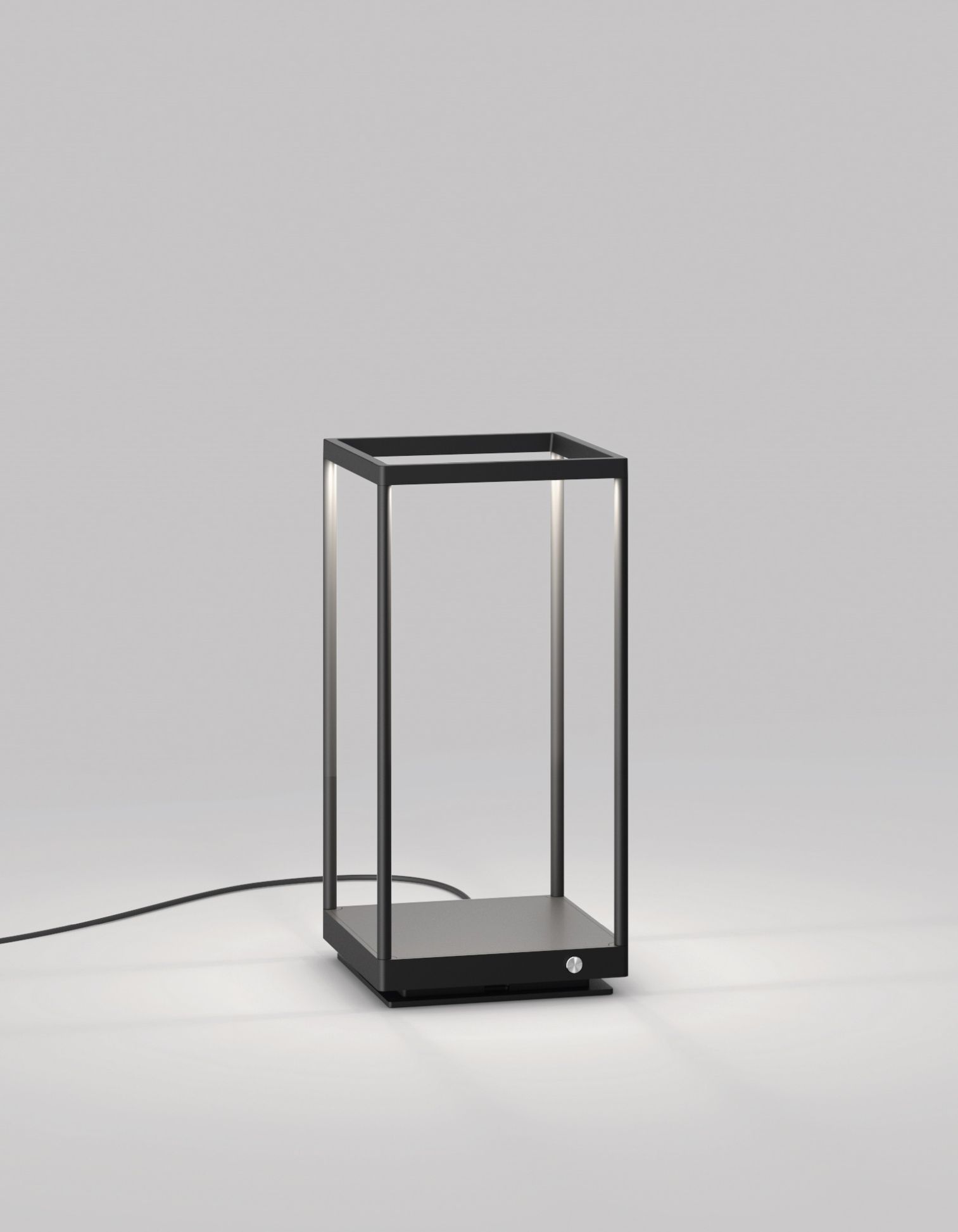 Schwarze Reflex² Tischleuchte von Serien Lighting mit kubischem Design und warmweißem Licht.