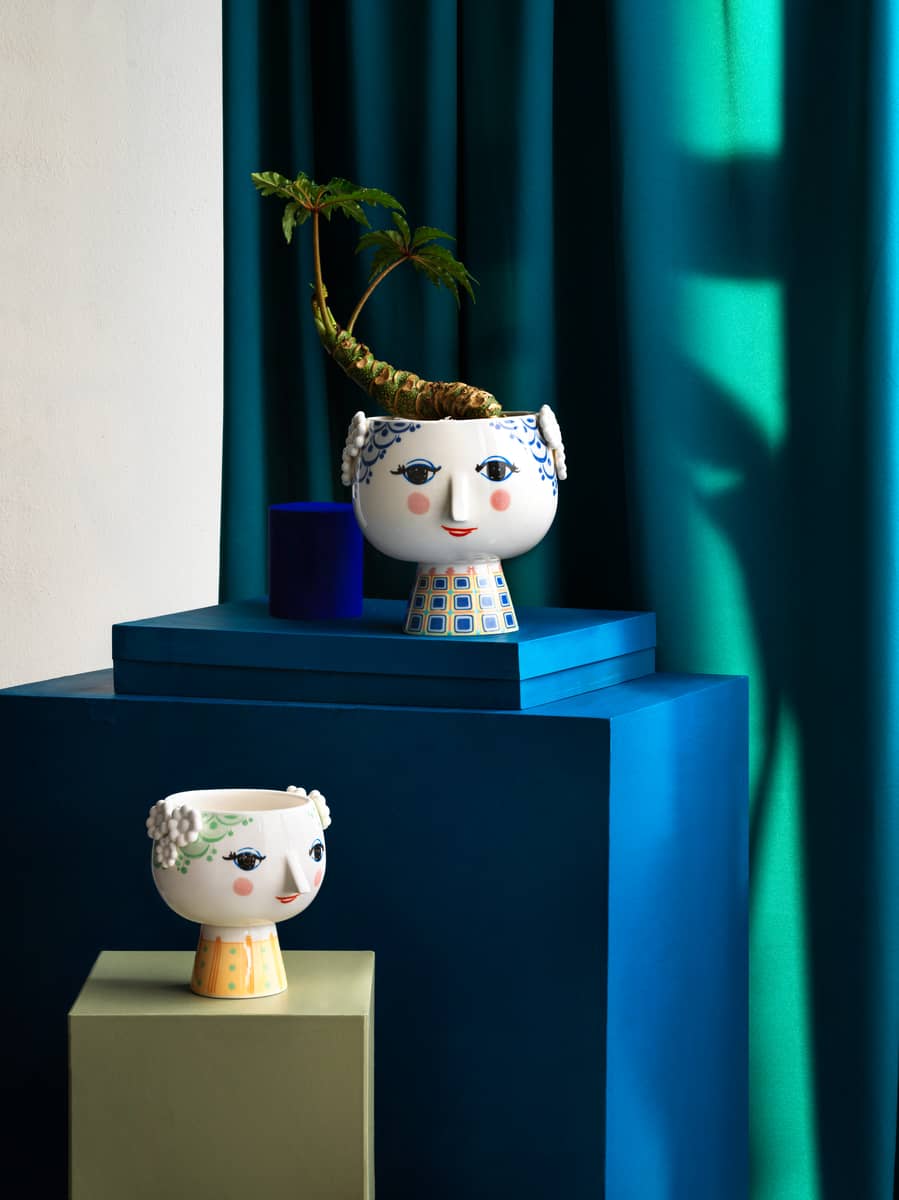 Eva Blumentopf 21 cm Blau mit Pflanze, dekorativer Übertopf im Bjorn Wiinblad Design.