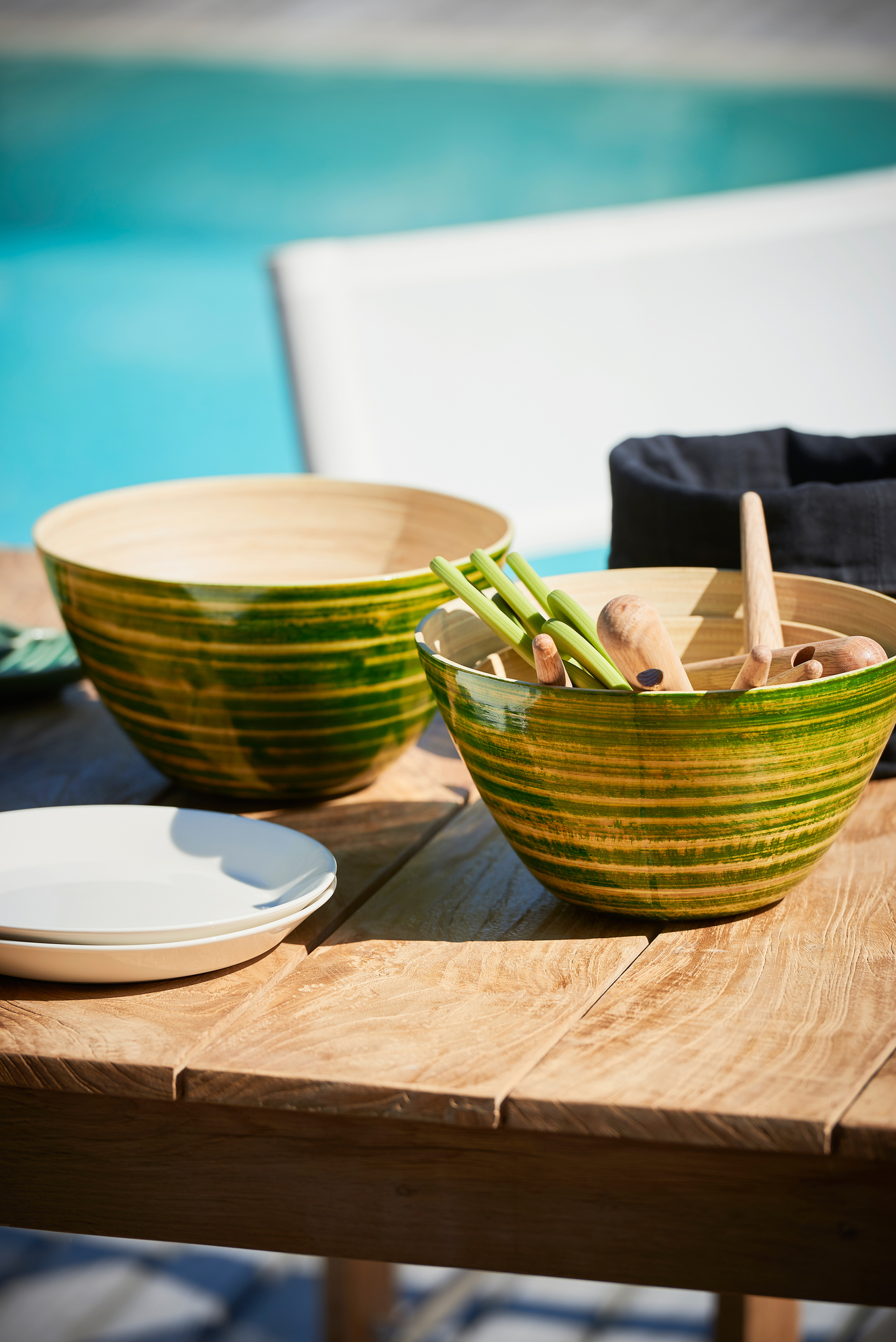 Nahaufnahme des Jan Kurtz Stage Tisches aus Naturholz mit Schalen und Geschirr.