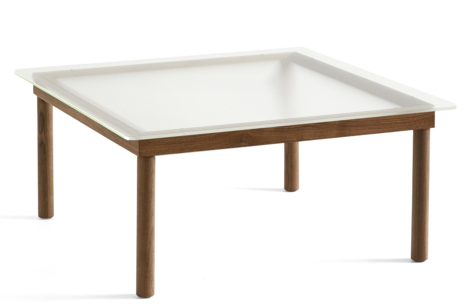 Kofi Couchtisch von Hay: Quadratischer Wohnzimmertisch mit Walnuss-Holzgestell und geriffelter Glasplatte.
