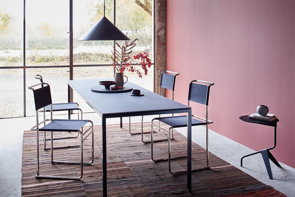 B40 Chair Stuhl von Tecta mit Bauhaus-Gurt: Esszimmer-Szene mit Design-Stühlen und Esstisch.