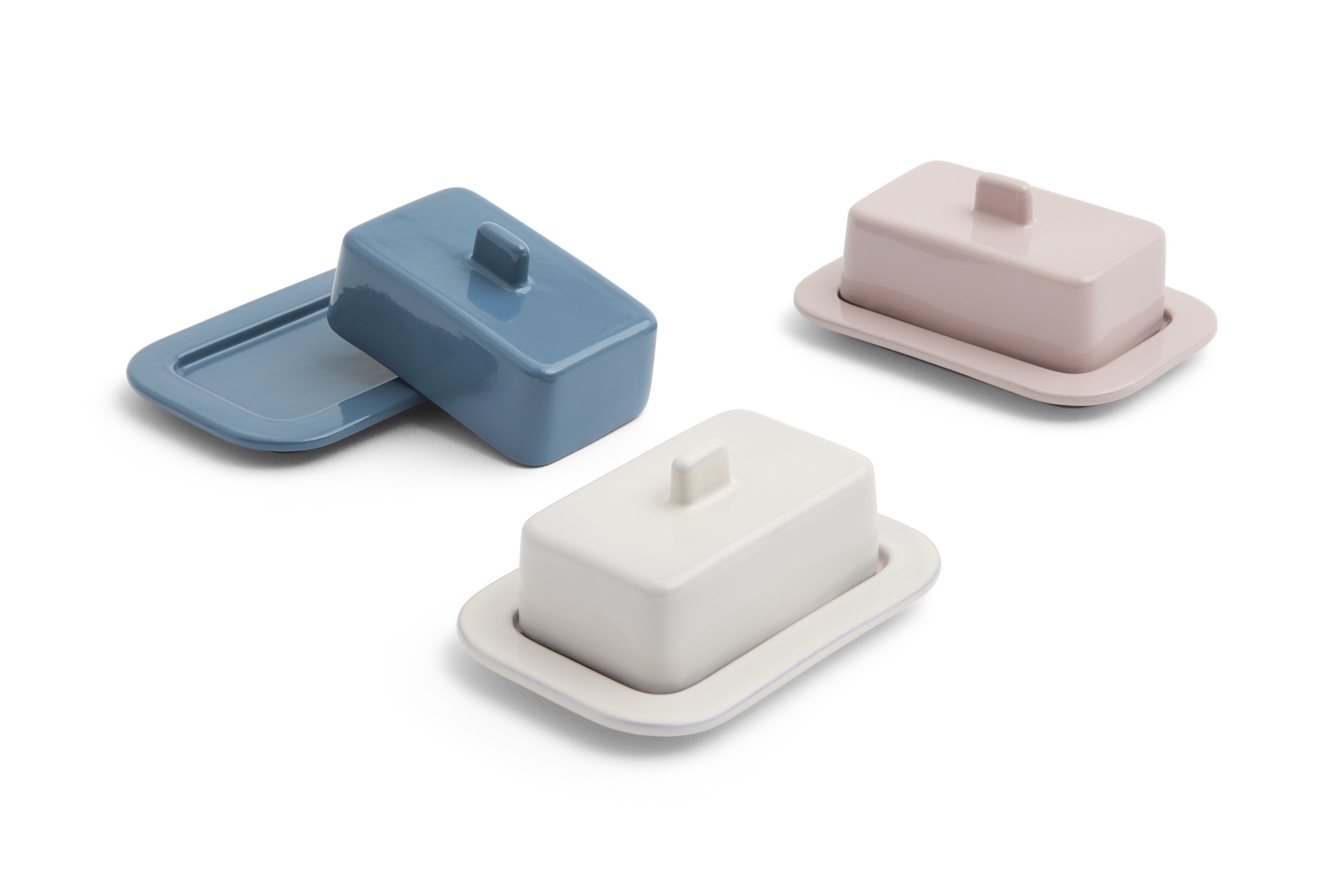 Drei Barro Butterdosen von Hay in Rosa, Blau und Weiß auf weißem Hintergrund.