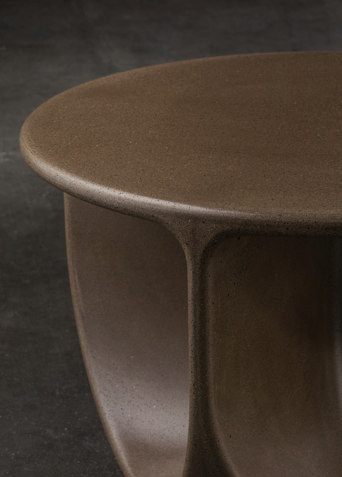 Detailaufnahme: Runder Pinto Couchtisch von Miniforms in Stracciatella-Optik, modernes Wohnzimmer-Design.