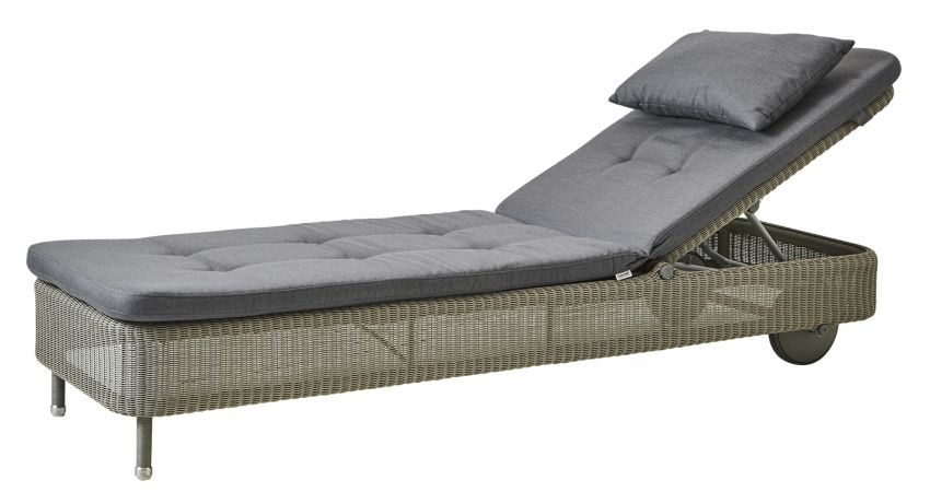 Graue Cane-Line Sonnenliege mit Outdoor-Kissensatz "Presley": Geflochtene Liege mit grauen Polsterkissen und Kopfkissen.