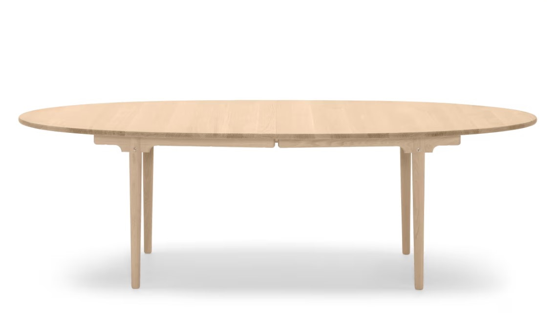 CH339 Esstisch ausziehbar von Carl Hansen & Søn, ovale Tischplatte aus hellem Holz.