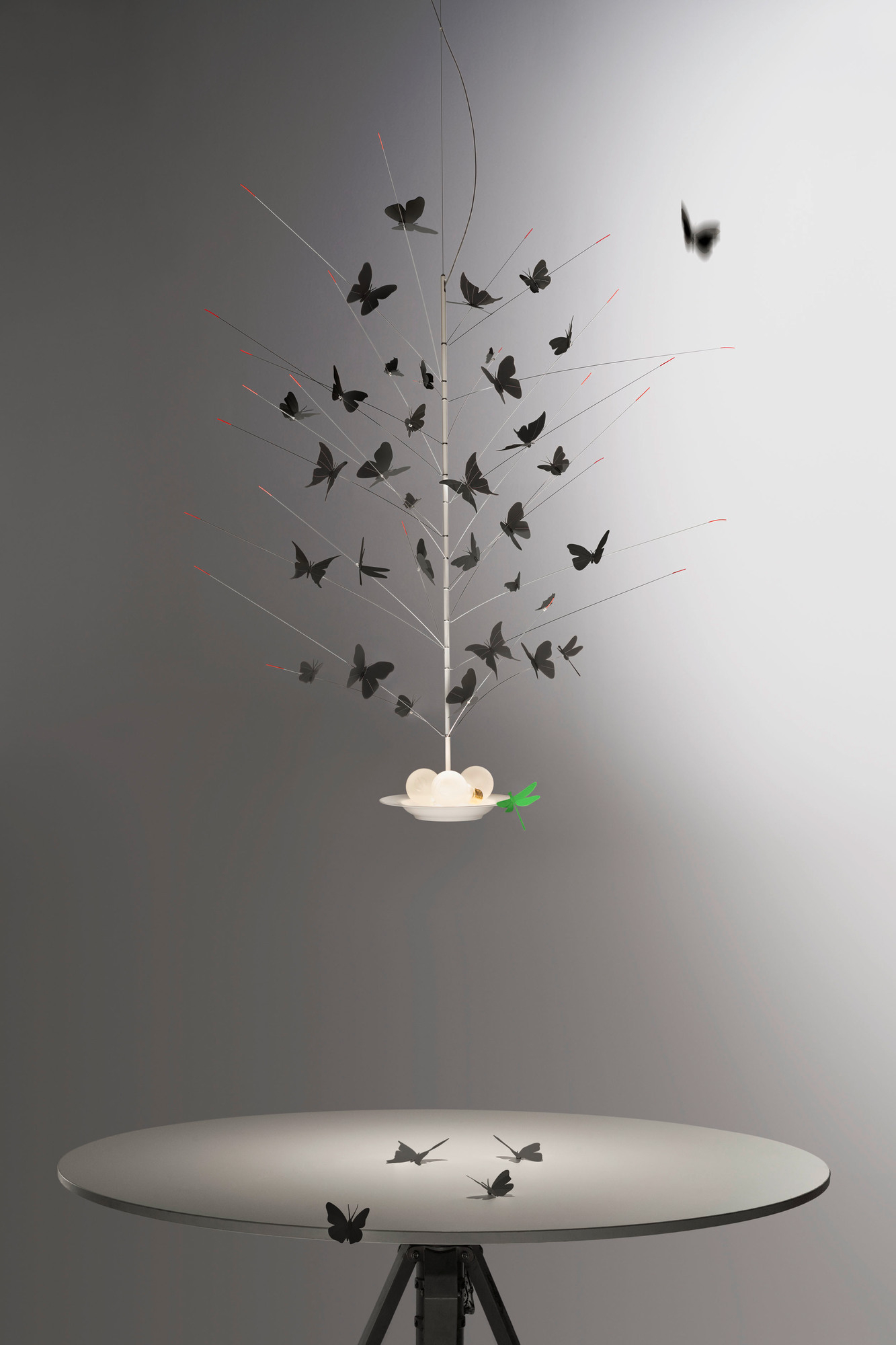 La Festa delle Farfalle Deckenleuchte: Design Lampe mit schwarzen Schmetterlingen und filigranen Details.