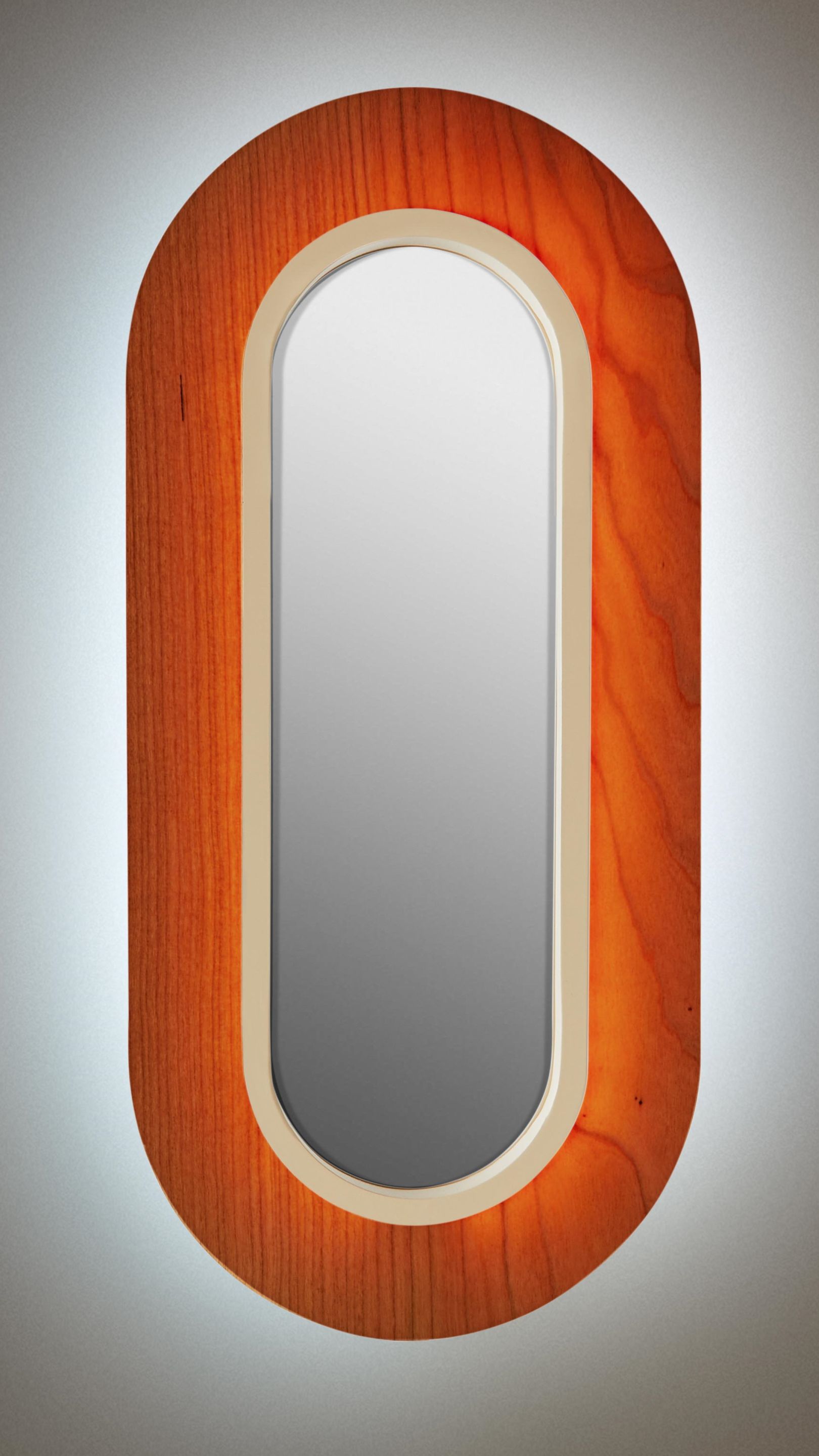 Lens LED Wandleuchte von LZF Lamps: Ovale Wandlampe mit Kirschholz und elfenbeinweißem Metallring.