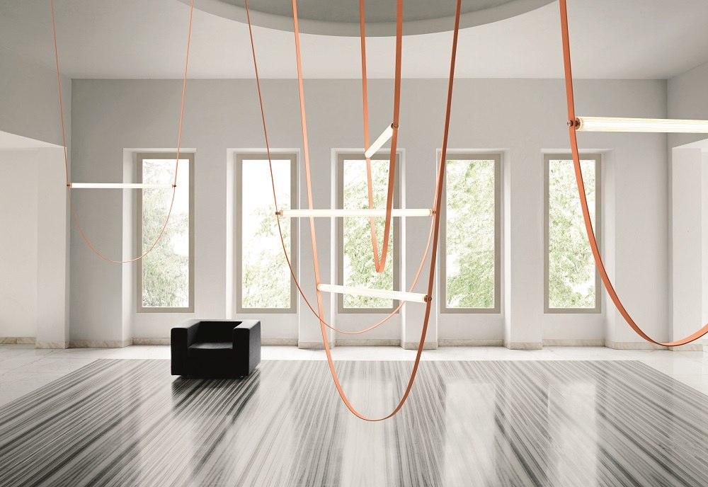 Moderne Wireline Pendelleuchte von Flos in Kupfer und Weiß, minimalistisches Design für Wohnzimmer und Esszimmer.