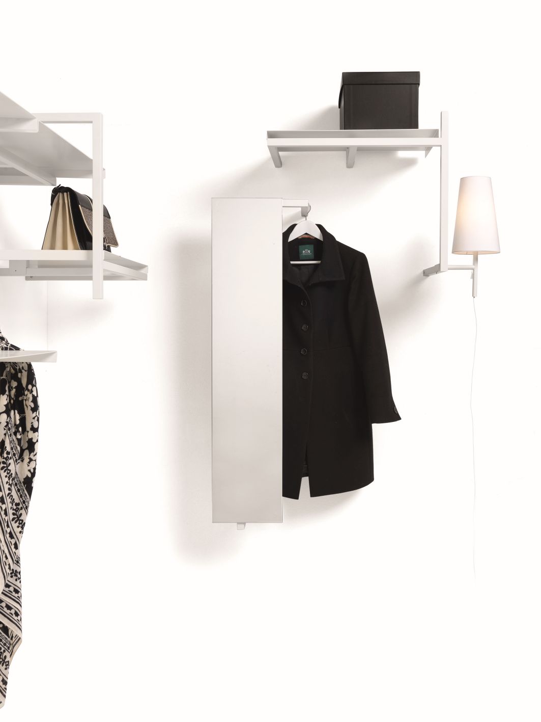 Weißes Antologia Regalbrett von Mogg an der Wand mit Kleidung und Accessoires.