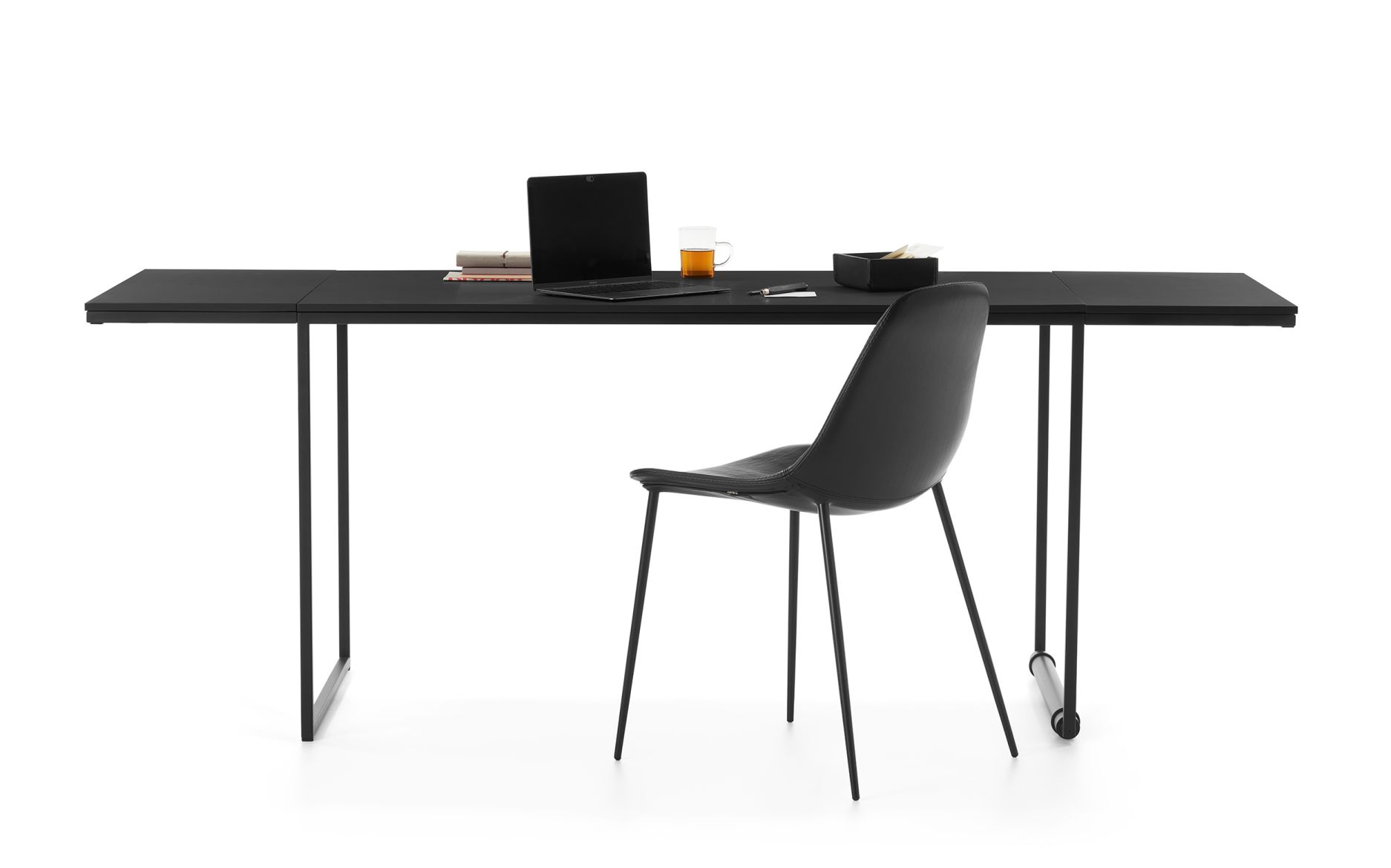 Schwarzer Schreibtisch mit Verlängerungen und Stuhl. Moderner Macis Schreibtisch für Büro und Homeoffice.