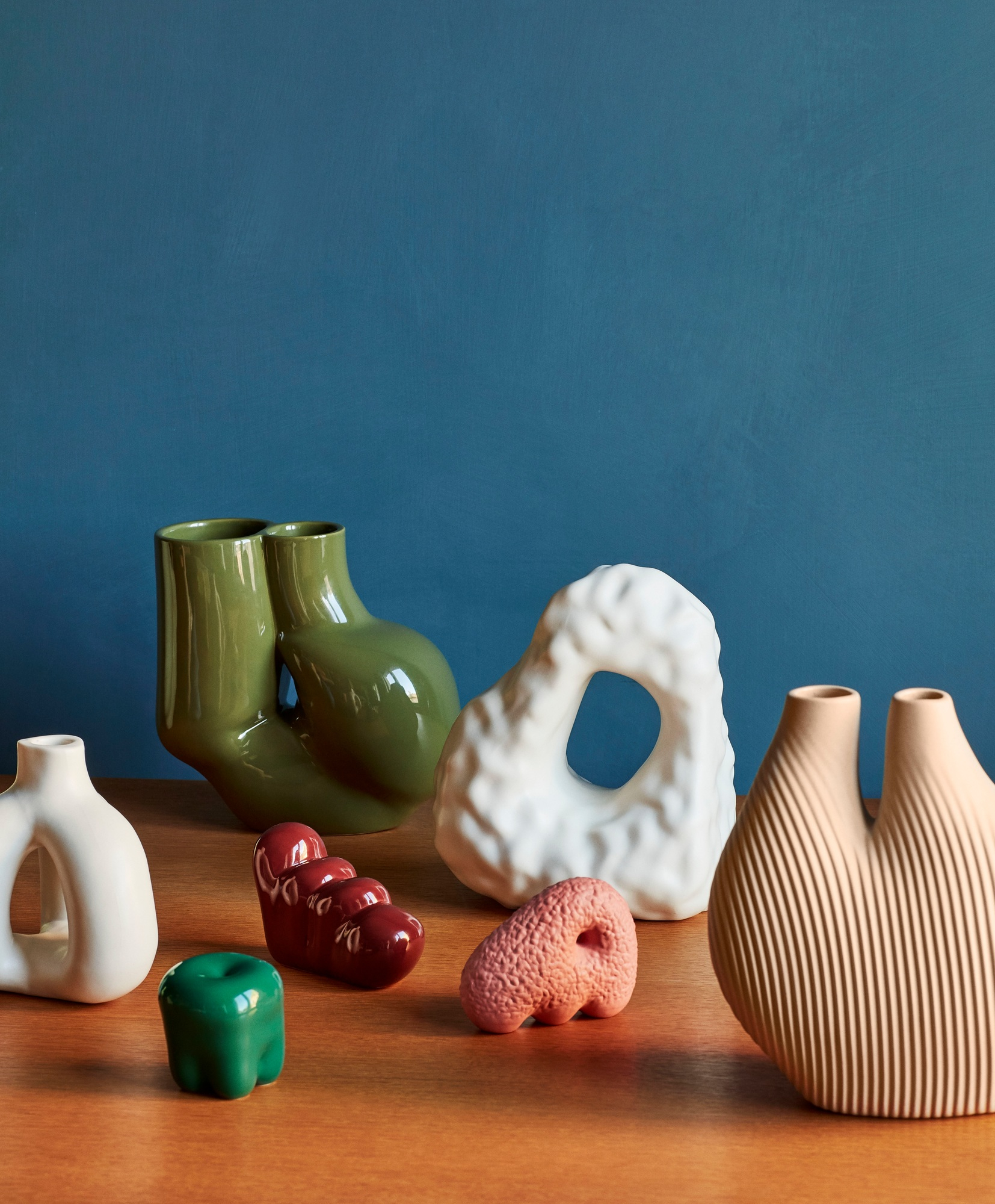 Nahaufnahme von verschiedenen modernen Buchstützen, darunter die W&S Boulder Bookend Buchstütze von Hay, EINZELSTÜCK.