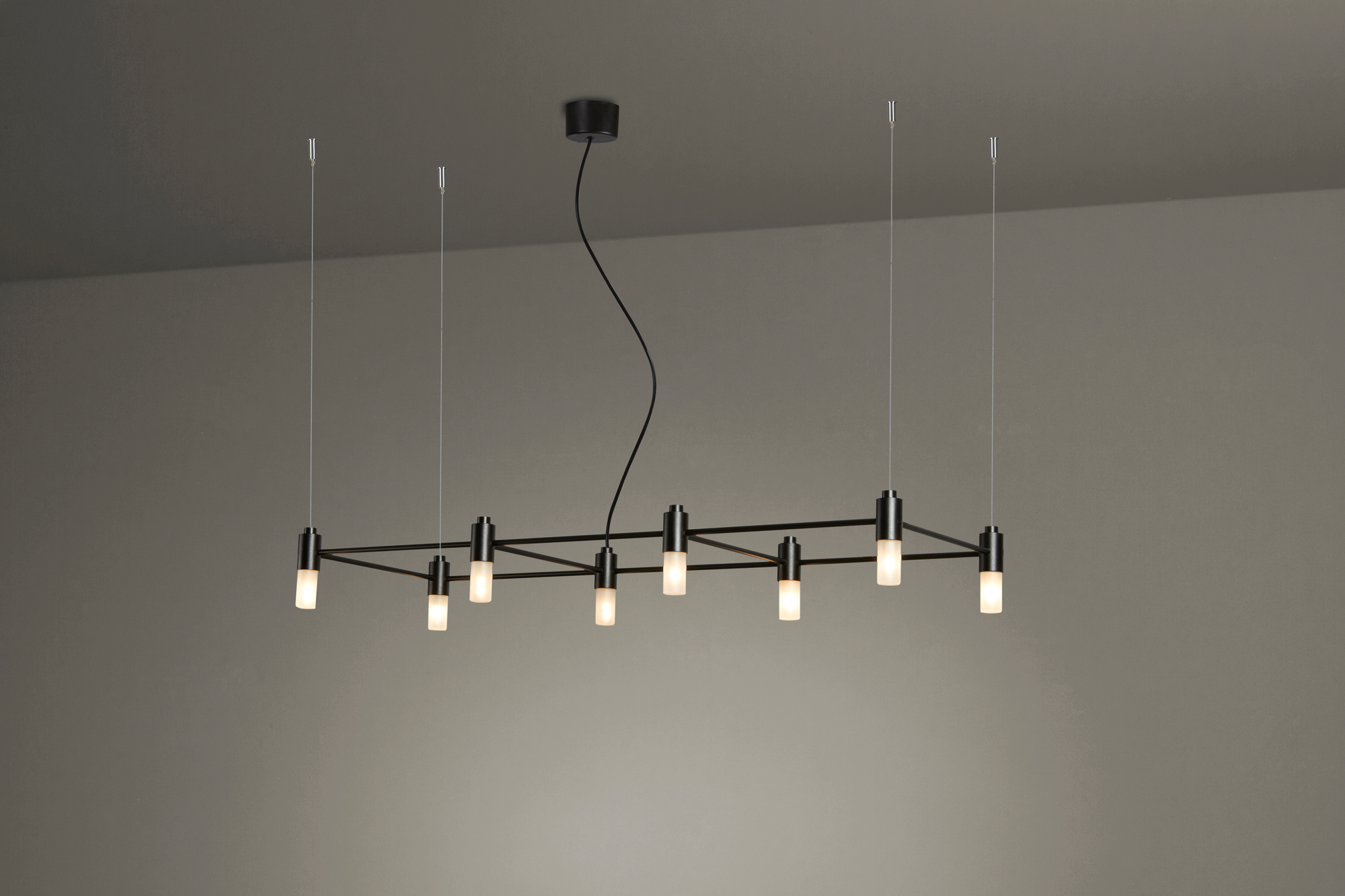 Schwarze Quadrante Pendelleuchte von Tooy mit acht zylindrischen Lampen und filigranen Aufhängungen.