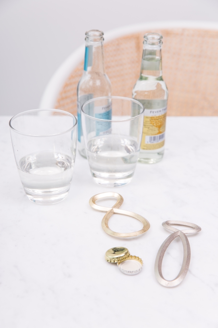 Poesie et Table Flaschenöffner "Flaschenfreund" silber von Räder mit Getränken und Kronkorken.