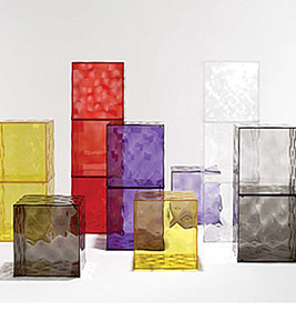 Farbenfrohe Optic Container Würfel von Kartell, dekorative Aufbewahrungslösung aus transparentem Kunststoff.