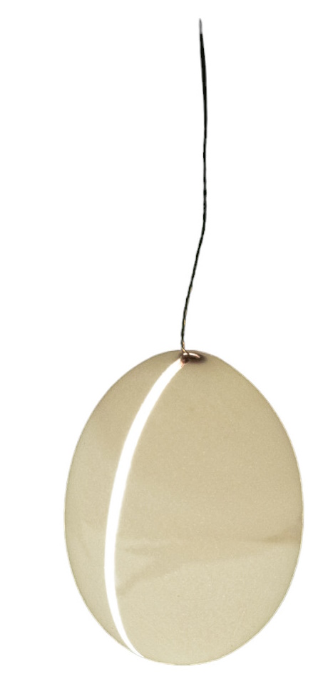 Beige Reality Pendelleuchte von Ingo Maurer: Runde Hängelampe mit schmalem Kabel und Lichtschlitz.