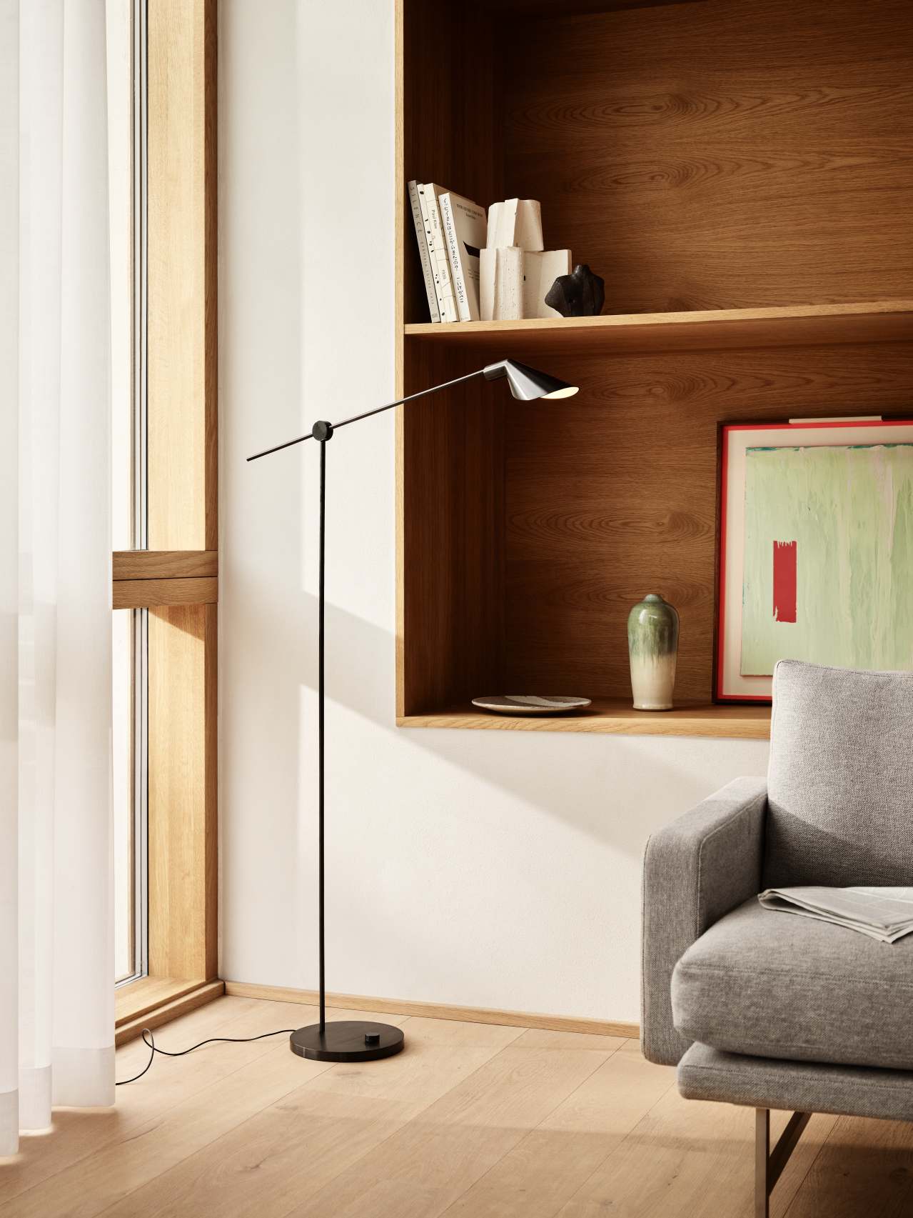 Schwarze MS Series Stehleuchte von Fritz Hansen mit Aluminium PVD im modernen Wohnraum.