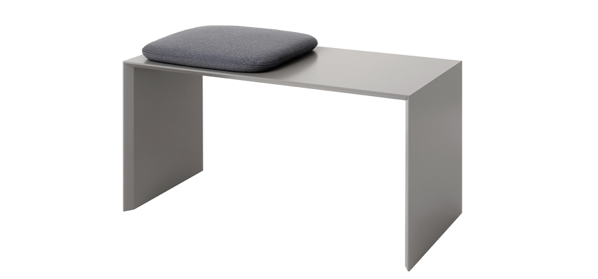 Schönbuch Add On Sitzbank, graue Bank mit gepolstertem Sitzkissen, modernes Möbeldesign für Flur und Wohnbereich.