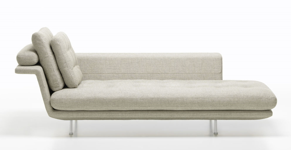 Beige Grand Sofa Chaise Longue von Vitra mit Kissen und Metallbeinen, seitliche Ansicht.