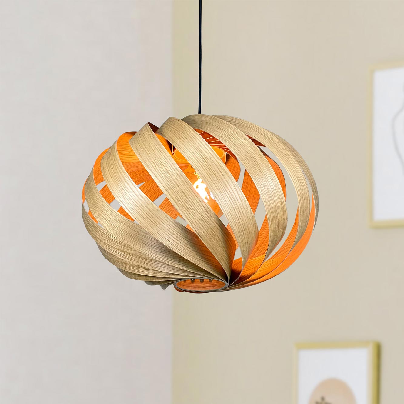 Serentia Hängeleuchte aus Eiche, Ø55 cm, mit spiralförmigem Design und warmem Lichtschein. Moderne Pendelleuchte für Wohnzimmer.