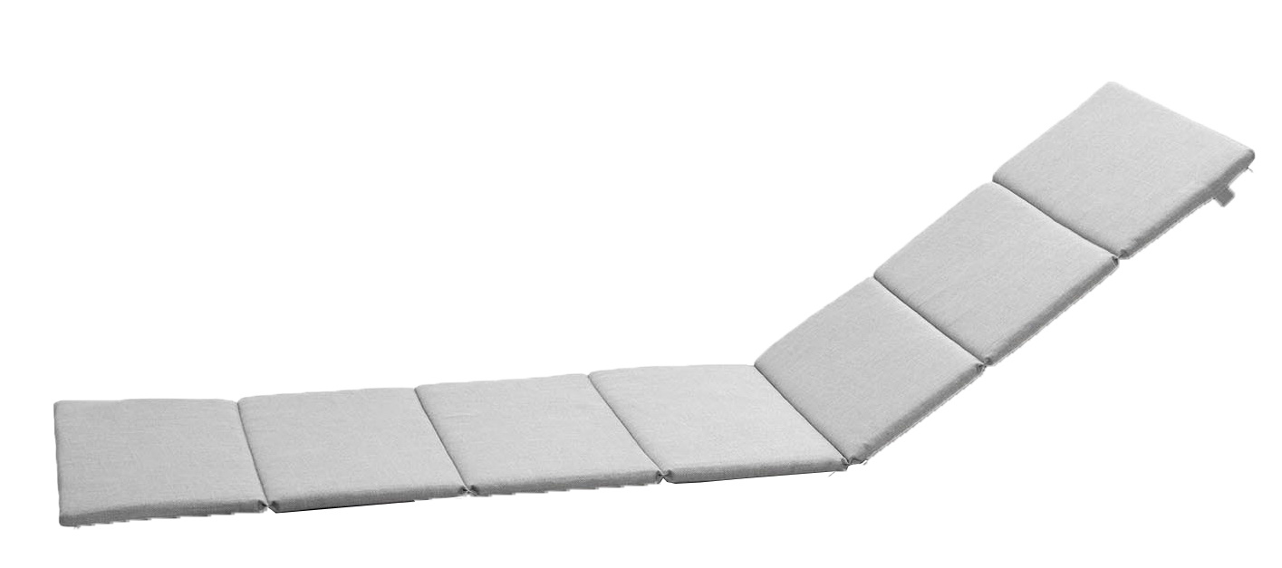 Graues Siesta Outdoor Kissen für Cane-Line Sonnenliege, bestehend aus mehreren quadratischen Polsterteilen.