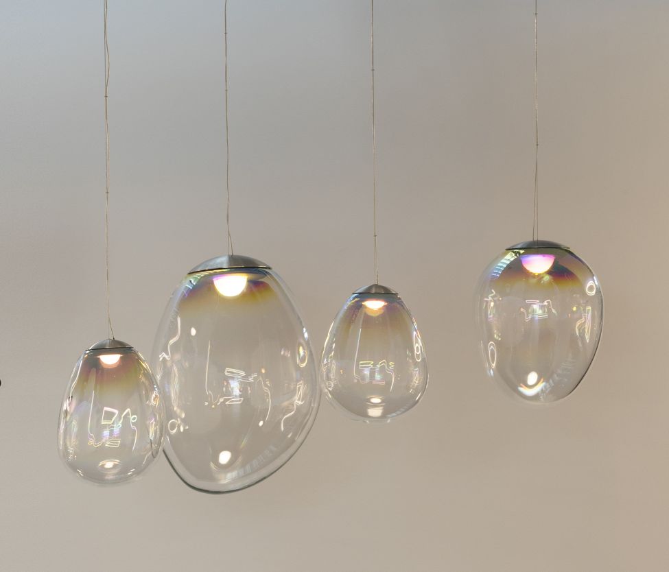 Mehrere Stellar Nebula Pendelleuchten von Artemide: Moderne Hängelampen aus transparentem Glas mit irisierendem Schimmer.