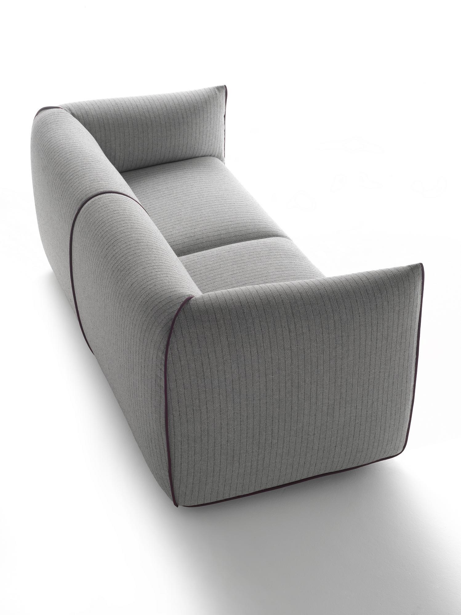 Graues Mia Sofa 2-Sitzer mit Stoffbezug und abgerundeten Armlehnen, modernes Design für Wohnzimmer.