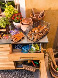 Weishäupl Deck Pflanzboard: Outdoor Pflanztisch mit Schubladen und Gartenzubehör, ideal für Gartenarbeit.