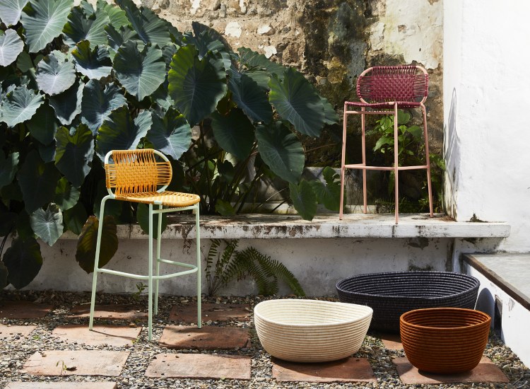 Ames Cielo Barhocker in Rot und Gelb, Outdoor Barstuhl mit geflochtener Sitzfläche.